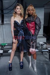 Goście na Tygodniu Mody w Paryżu - lato 2022