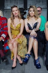 Goście na Tygodniu Mody w Paryżu - lato 2022