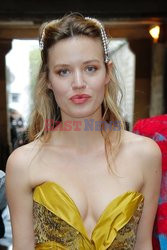 Goście na Tygodniu Mody w Paryżu - lato 2022