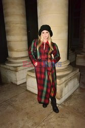 Goście na Tygodniu Mody w Paryżu - lato 2022