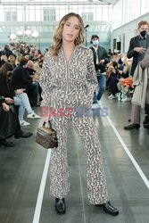 Goście na Tygodniu Mody w Paryżu - lato 2022