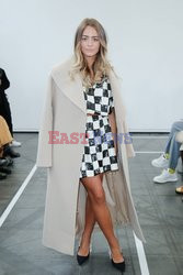 Goście na Tygodniu Mody w Paryżu - lato 2022