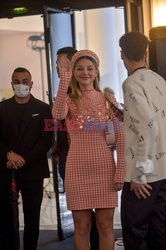 Goście na Tygodniu Mody w Paryżu - lato 2022