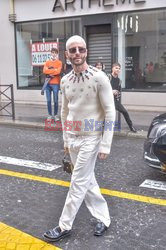 Goście na Tygodniu Mody w Paryżu - lato 2022