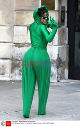 Goście na Tygodniu Mody w Paryżu - lato 2022