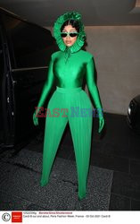 Goście na Tygodniu Mody w Paryżu - lato 2022