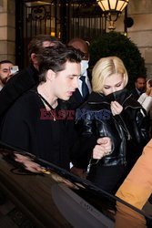 Goście na Tygodniu Mody w Paryżu - lato 2022