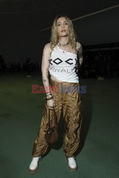 Goście na Tygodniu Mody w Paryżu - lato 2022