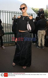 Goście na Tygodniu Mody w Paryżu - lato 2022