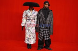 Goście na Tygodniu Mody w Paryżu - lato 2022