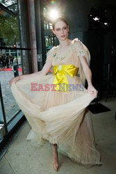 Goście na Tygodniu Mody w Paryżu - lato 2022