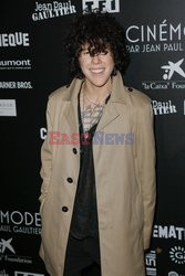 Goście na Tygodniu Mody w Paryżu - lato 2022