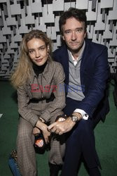 Goście na Tygodniu Mody w Paryżu - lato 2022