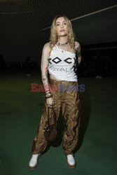 Goście na Tygodniu Mody w Paryżu - lato 2022