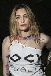 Goście na Tygodniu Mody w Paryżu - lato 2022