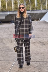 Goście na Tygodniu Mody w Paryżu - lato 2022