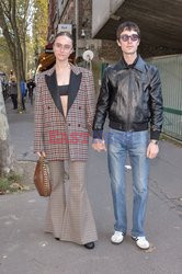 Goście na Tygodniu Mody w Paryżu - lato 2022