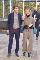 Goście na Tygodniu Mody w Paryżu - lato 2022