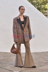 Goście na Tygodniu Mody w Paryżu - lato 2022