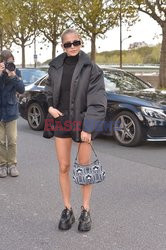 Goście na Tygodniu Mody w Paryżu - lato 2022