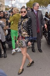 Goście na Tygodniu Mody w Paryżu - lato 2022