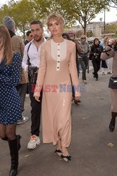 Goście na Tygodniu Mody w Paryżu - lato 2022