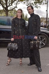 Goście na Tygodniu Mody w Paryżu - lato 2022