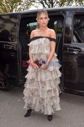 Goście na Tygodniu Mody w Paryżu - lato 2022