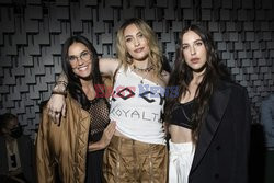 Goście na Tygodniu Mody w Paryżu - lato 2022