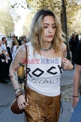 Goście na Tygodniu Mody w Paryżu - lato 2022