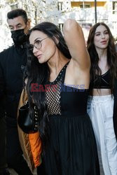 Goście na Tygodniu Mody w Paryżu - lato 2022