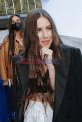 Goście na Tygodniu Mody w Paryżu - lato 2022