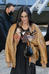 Goście na Tygodniu Mody w Paryżu - lato 2022