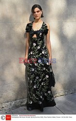 Goście na Tygodniu Mody w Paryżu - lato 2022