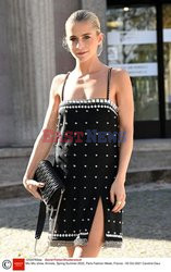 Goście na Tygodniu Mody w Paryżu - lato 2022