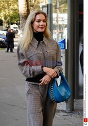 Goście na Tygodniu Mody w Paryżu - lato 2022