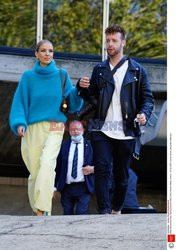 Goście na Tygodniu Mody w Paryżu - lato 2022