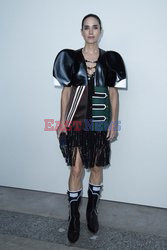 Goście na Tygodniu Mody w Paryżu - lato 2022