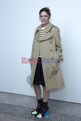 Goście na Tygodniu Mody w Paryżu - lato 2022