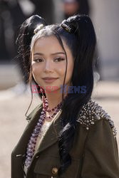 Goście na Tygodniu Mody w Paryżu - lato 2022