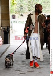 Goście na Tygodniu Mody w Paryżu - lato 2022