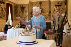 Królowa Elżbieta II na przyjęciu z okazji rozpoczęcia Platynowego Jubileuszu