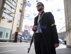 Wojna w Ukrainie - poseł Sviatoslav Yurash z bronią na ulicach Kijowa