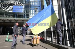 Przed budynkiem Parlamentu Europejskiego zawisła flaga Ukrainy