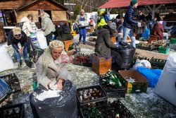 Wojna w Ukrainie - cywile przygotowują koktajle Mołotowa