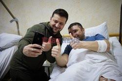 Wojna w Ukrainie - prezydent Zełenski odwiedził rannych w szpitalu