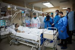 Wojna w Ukrainie - prezydent Zełenski odwiedził rannych w szpitalu