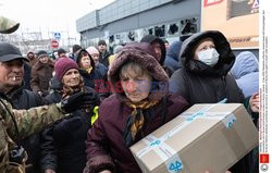 Wojna w Ukrainie - wydawanie paczek żywnościowych