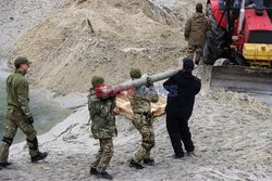 Ukraińcy usuwają amunicję z wyzwolonych od Rosjan terenów