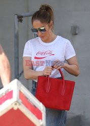 Jennifer Lopez z czerwoną torebką